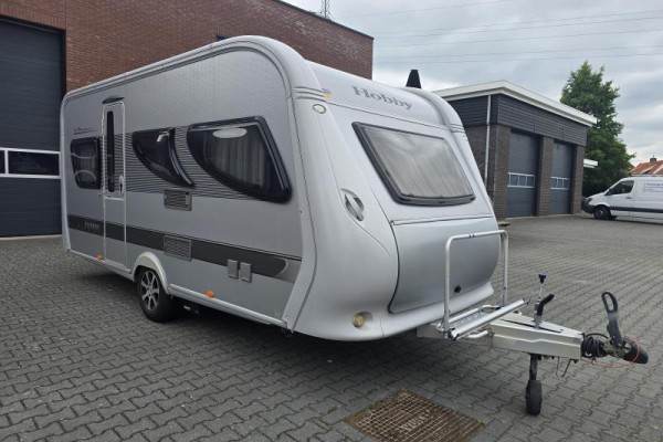 Hobby La Vita 455 UF met mover + tent