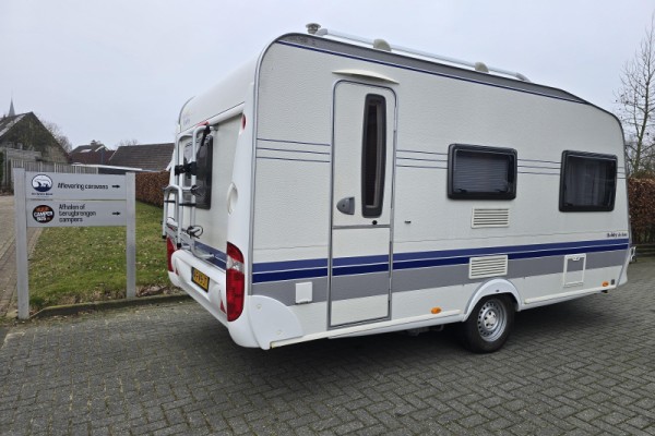 Hobby De Luxe 440 SF met drager en vloerverw.