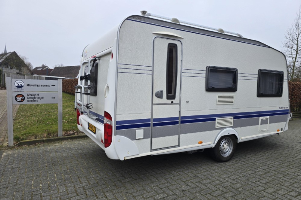 Hobby De Luxe 440 SF met drager en vloerverw.